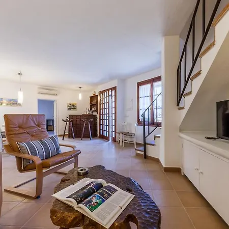 Villa Sleeps 6 With Air Con And Wifi *
