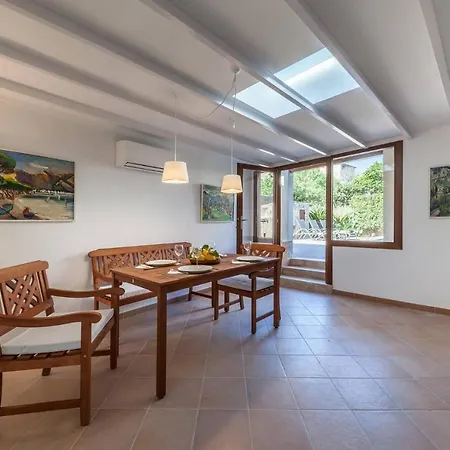 Sleeps 6 With Air Con And Wifi Pollenca